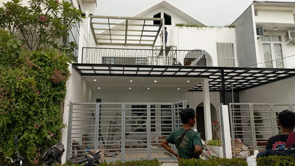 Rangka atap baja ringan dan kanopi di rumah tinggal area Jakarta Selatan