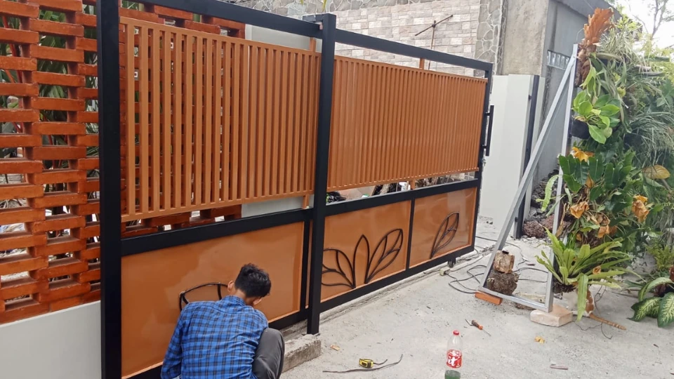 Pagar besi hollow dan railing minimalis untuk rumah tinggal di Jakarta Selatan